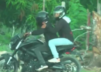 VIDEO/ “Çmenduri” në futboll, dy persona me motor qëllojnë me armë në fushën e lojës, lojtarët ikin të tmerruar