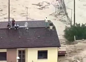 VIDEO/ Shtëpi dhe rrugë të përmbytura, njerëz mbi çati që kërkojnë ndihmë! Situata alarmante në Itali