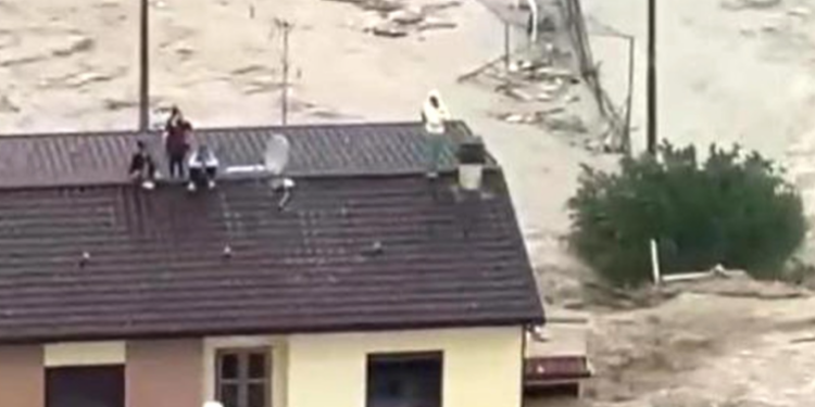 VIDEO/ Shtëpi dhe rrugë të përmbytura, njerëz mbi çati që kërkojnë ndihmë! Situata alarmante në Itali