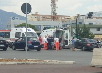 Po kalonte vijat e bardha, aksidentohet e moshuara në Tiranë, përfundon në spital