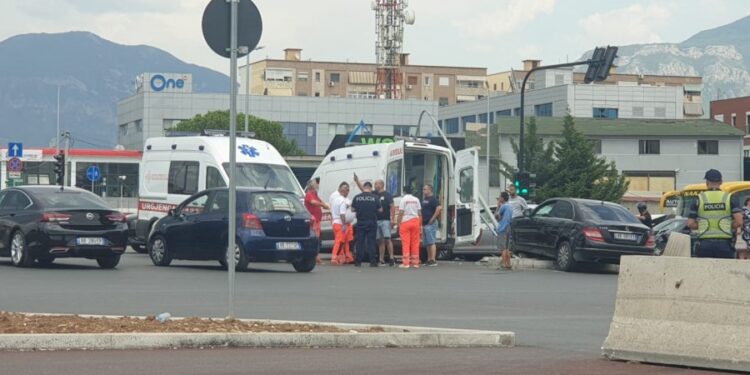 Po kalonte vijat e bardha, aksidentohet e moshuara në Tiranë, përfundon në spital