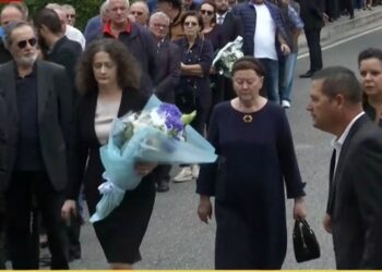 Me lule në duar, Argita Malltezi dhe Liri Berisha marrin pjesë në homazhet në nder të ish-deputetit Gerti Bogdani