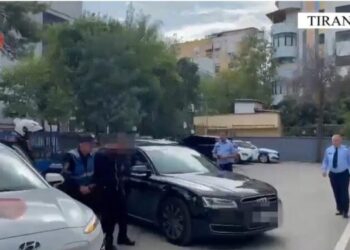 Qarkullonte me “Audi” të blinduar dhe me armë, arrestohet 30-vjeçari në Tiranë
