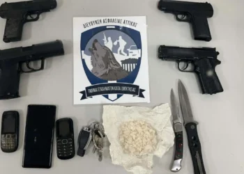 Kapet banda e grabitësve në Athinë, “Koka” e grupit një shqiptar, hiqeshin si policë dhe vidhnin në dyqane