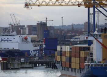 Dhjetëra të arrestuar dhe 400 mijë paund të sekuestruara! Goditet grupi që trafikonte emigrantë në Britani, mes të ndaluarve 7 shqiptarë