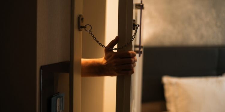 Vodhën 41 mijë euro në një dyqan në Greqi, autorët dy shqiptarë, çfarë “i tradhtoi”