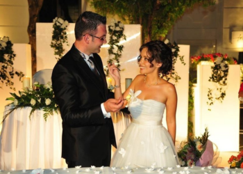 Gerti Bogdani la pas gruan dhe dy fëmijët – Historia e ish-deputetit me të shoqen, dashuri që nga gjimnazi…