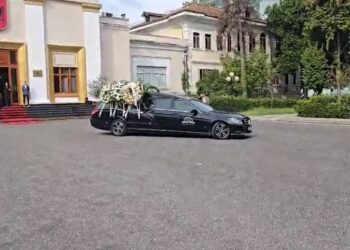 Lamtumira e fundit për ish-deputetin Gerti Bogdanit, nisin homazhet në ambientet e Kuvendit