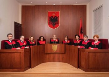 FOTO/ “Po më vinte të të kafshoja…”/ Zbardhen SMS-të e skandalit erotik në Gjykatën Kushtetuese