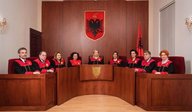 FOTO/ “Po më vinte të të kafshoja…”/ Zbardhen SMS-të e skandalit erotik në Gjykatën Kushtetuese