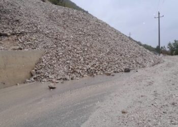 Tepelenë/ Bien gurë nga mali, bllokohet segmenti rrugor Bënçe-Lekdush
