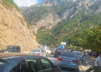 Bllokohet prej disa orësh rruga e Arbrit, qindra mjete mbeten të bllokuara