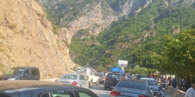 Bllokohet prej disa orësh rruga e Arbrit, qindra mjete mbeten të bllokuara