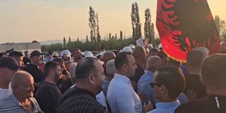 Sërish protestë në aksin Thumanë-Kashar, qytetarë të shumtë bllokojnë autostradën