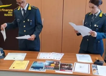 18 mijë € diploma/ La Repubblica: Kjo është zyrtarja në Tiranë që u ble për një çantë Louis Vuitton