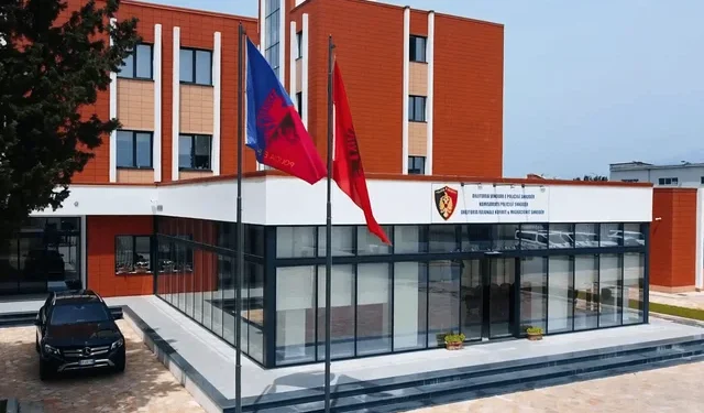 EMRAT/ Shkak ndalimi i automjetit? Dy vëllezërit dhunojnë efektivin e “Shqiponjave” brenda komisariatit në Shkodër