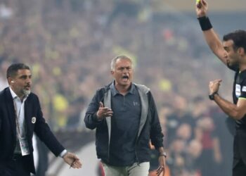 Pas humbjes nga Galatasaray, Mourinho mbylli gjithë ekipin në dhomat e zhveshjeve dhe kërcënoi se do të largohej