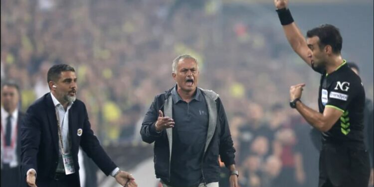 Pas humbjes nga Galatasaray, Mourinho mbylli gjithë ekipin në dhomat e zhveshjeve dhe kërcënoi se do të largohej