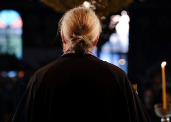 Dëshmi tronditëse për priftin që ka abuzuar me bashkëshorten për 50 vite: Nuk e lejonte të lahej, e rrihte pa mëshirë