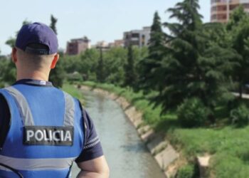 “Keni përfituar grante nga bashkia”, përfundoi në Lanë, si i mashtronte të moshuarit i kërkuari nga policia, shumat që u merrte