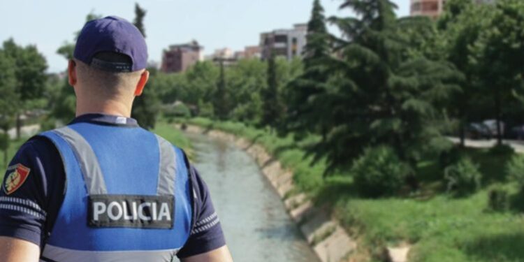 “Keni përfituar grante nga bashkia”, përfundoi në Lanë, si i mashtronte të moshuarit i kërkuari nga policia, shumat që u merrte