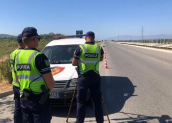 Përvetësuan 2 milionë lekë nga gjobat për makinat me targa të huaja, prokuroria e Kukësit lëshon masa sigurie për 22 punonjës policie