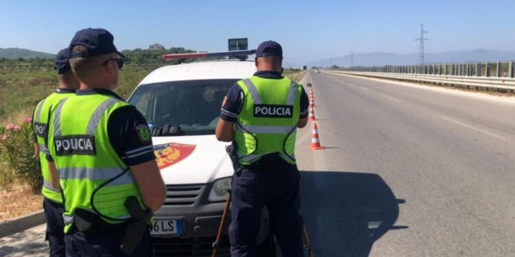 Përvetësuan 2 milionë lekë nga gjobat për makinat me targa të huaja, prokuroria e Kukësit lëshon masa sigurie për 22 punonjës policie