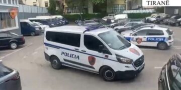 Punonjësi i policisë godet 11-vjeçarin me pasqyrën e makinës