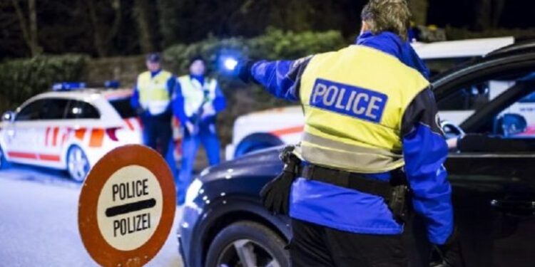 Dy shqiptarë dënohen dhe dëbohen nga Zvicra si pjesë e një bande droge