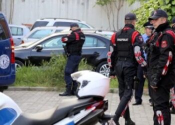 EMRI/ Kishte fëmijën në spital, zbardhet dëshmia e shoferit. Polici qëllon në drejtim të automjetit dy herë në rrugën Tiranë-Fushë Krujë