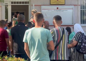 Nxënës dhe prindër në protestë, kundërshtojnë mbylljen e shkollës se fshatit të tyre