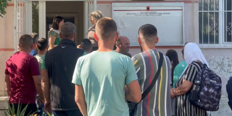 Nxënës dhe prindër në protestë, kundërshtojnë mbylljen e shkollës se fshatit të tyre