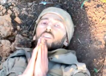 VIDEO/ Lutet për jetën, u kap nga droni ukrainas, pamjet e ushtarit rus bëhen virale