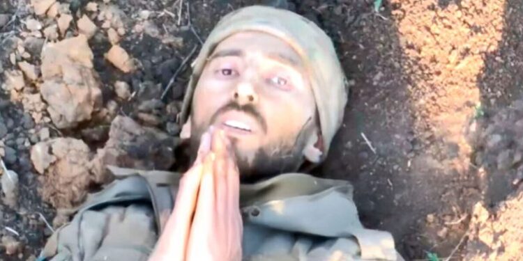 VIDEO/ Lutet për jetën, u kap nga droni ukrainas, pamjet e ushtarit rus bëhen virale