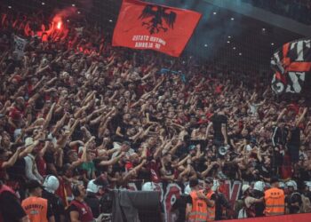 “Gjithmonë me ne, Gramoz!” TKZ përkujtojnë tifozin shqiptar të vrarë në Greqi 20 vite më parë