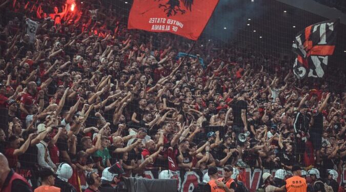 “Gjithmonë me ne, Gramoz!” TKZ përkujtojnë tifozin shqiptar të vrarë në Greqi 20 vite më parë