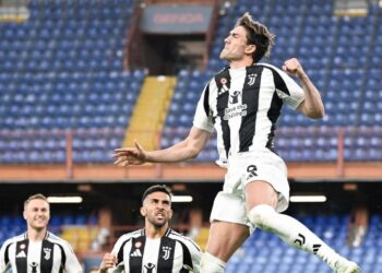 Juventusi mposht Genoa-n dhe merr vendin e parë