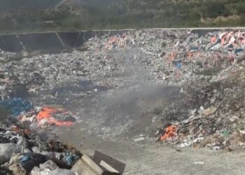 Zjarr në vendgrumbullimin e mbeturinave në Përmet, tymi kancerogjen përhapet në gjithë zonën