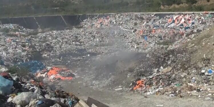 Zjarr në vendgrumbullimin e mbeturinave në Përmet, tymi kancerogjen përhapet në gjithë zonën