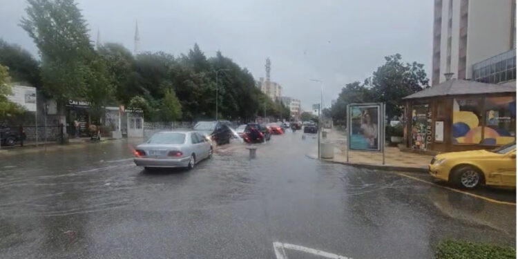Reshje të dendura shiu në Shkodër, vështirësi në disa segmente rrugore