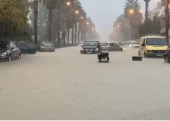 Moti i keq “bllokon” vendin/ Stuhia përmbyti qytetet në pak minuta, ja çfarë po ndodh