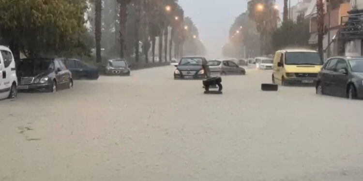 Moti i keq “bllokon” vendin/ Stuhia përmbyti qytetet në pak minuta, ja çfarë po ndodh