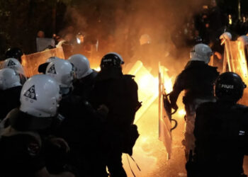 Qytetarët thyejnë stacionin e urbanit dhe mbajtëset e reklamave në Tiranë