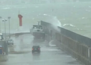 Vlora nën ujë, shiu përmbyt rrugët kryesore! Makinat mes për mes ujit, polici rrugor i orienton! E përmbytur dhe rruga lidhese e e autostradës me Transballkaniken