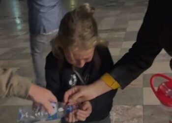 VIDEO/ Një fëmijë i lënduar nga gazi lotsjellës i hedhur nga policia te bashkia e Tiranës