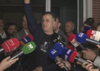 Flamur Noka: Qytetarët sot i dhanë një leksion Ramës, i cili po dridhet në Surrel. Ne do të jemi këtu deri sa kërkesat e qytetarëve të plotësohen