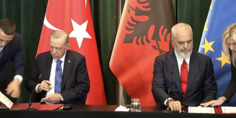 Turqia mashtron Shqipërinë me “lugë bosh”/Rama-Erdogan firmosin marrëveshje të parëndësishme