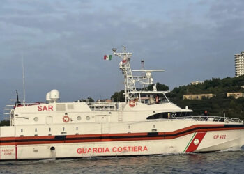 Emigrantët lënë kampin e Gjadrit dhe nisen drejt Italisë