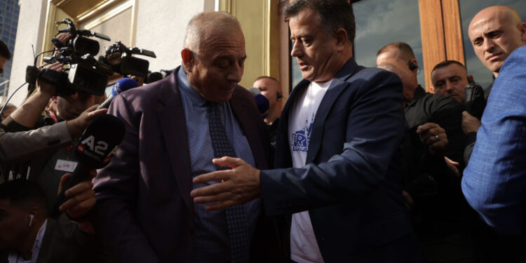 “Nuk ka bir k**ve të më ndalojë…”/ Deputeti socialist përplaset me Nokën: O Flamur mos më prek me dorë