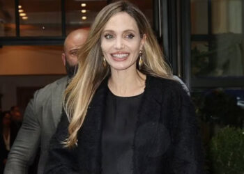 Foto/ I kërkojnë të bëjë autograf mbi posterin Brad Pitt, reagimi i Angeline Jolie nuk duhet humbur